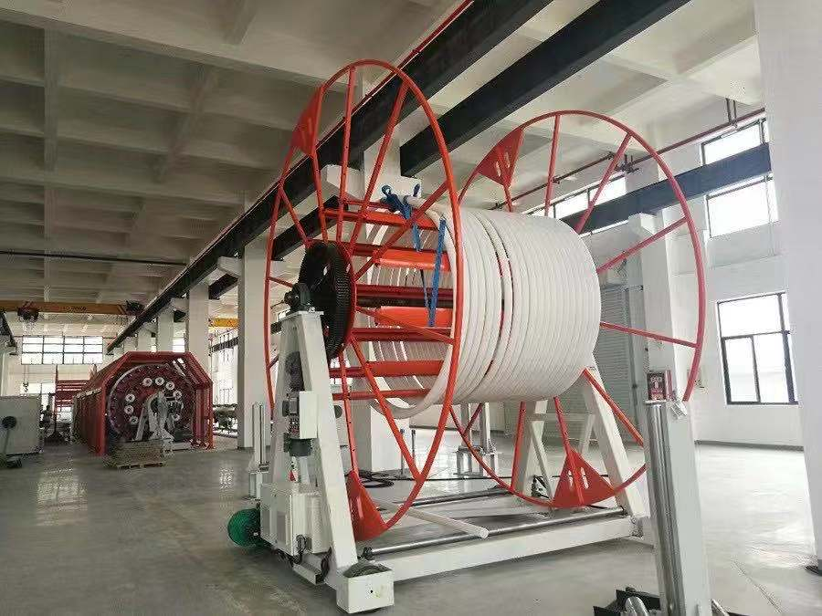 Linie de extrudare pentru conducte termoplastice armate (RTP).