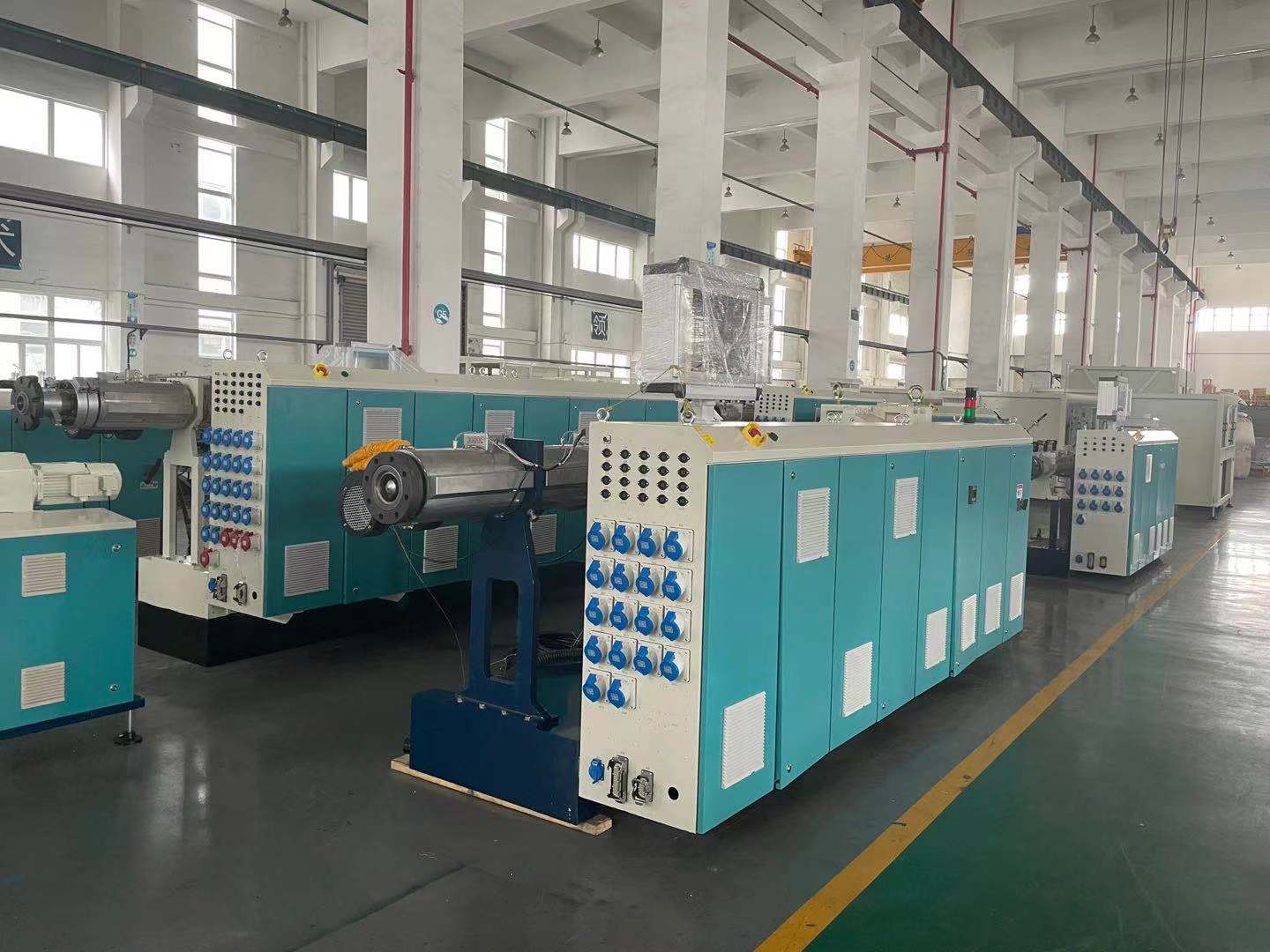 În procesarea materialelor, de ce sunt alese extrudere cu un singur șurub în unele cazuri, în timp ce extruderele cu două șuruburi sunt alese în altele?
