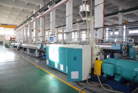 Linie de producție a conductelor din PVC: Analiză tehnică privind standardele de instalare și cablare